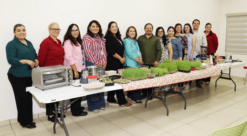 Personal del CECOFAM participa en taller sobre microgreens